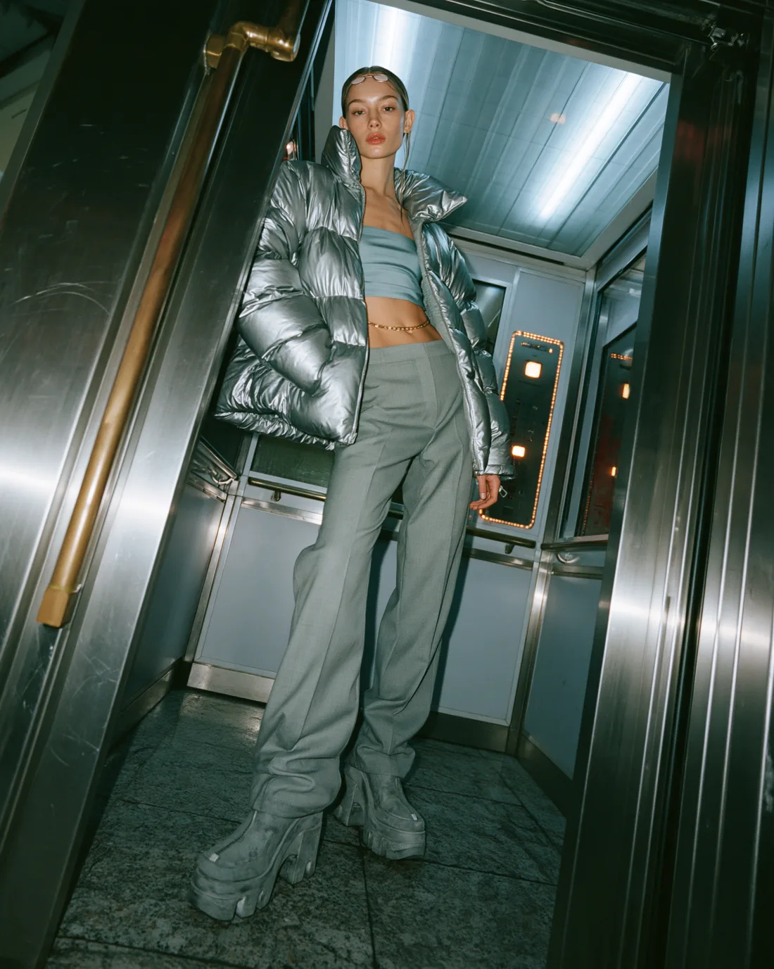 Y2K, Outfit A: Modell mit Silberjacke im Aufzug