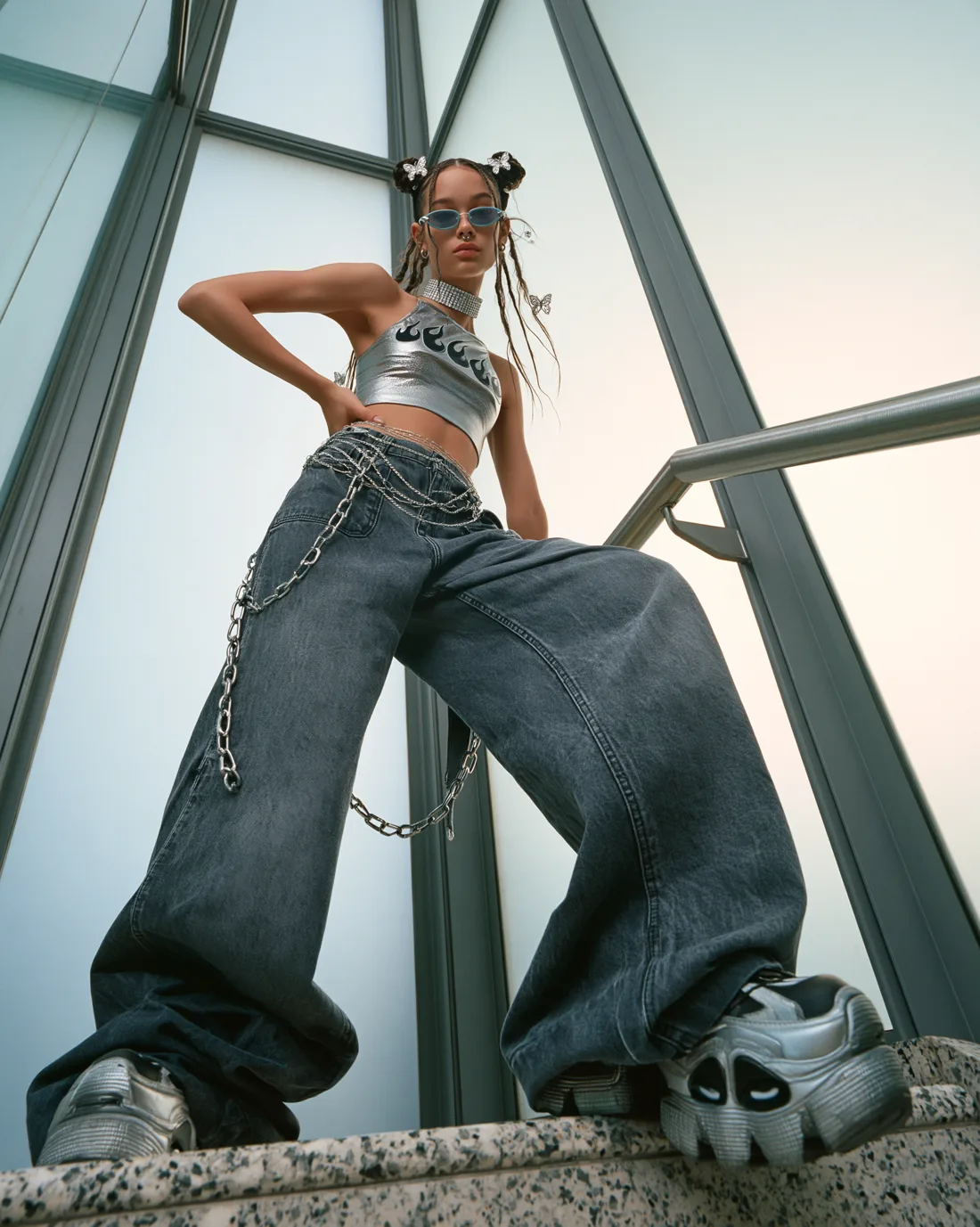 Y2K, Outfit B: Modell auf einer Treppe vor Glasfassade